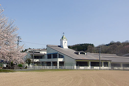 上山市立中川小学校校舎外観写真