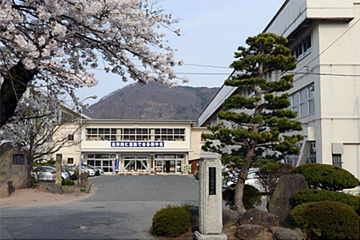 上山市立南中学校校舎外観写真