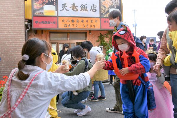 お菓子を受け取る子ども①