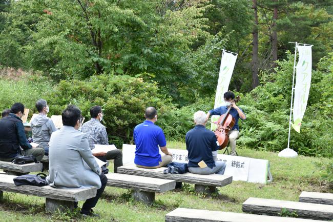 写真＜チェロによるオープニング演奏＞