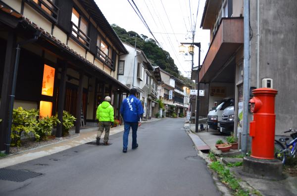 街並みを歩く画像
