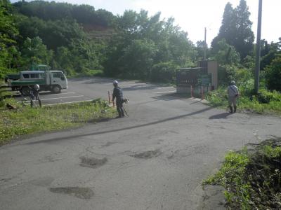 （株）上東建設　三吉山駐車場の除草作業の様子