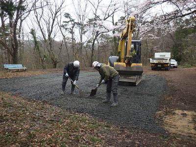 羽陽建設株式会社　経塚山駐車場整備をしている様子