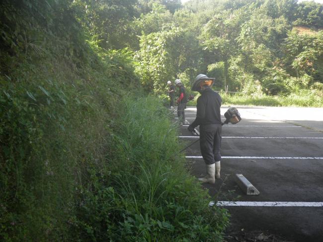 クアオルト認定三吉山コース専用駐車場の草刈り作業の様子
