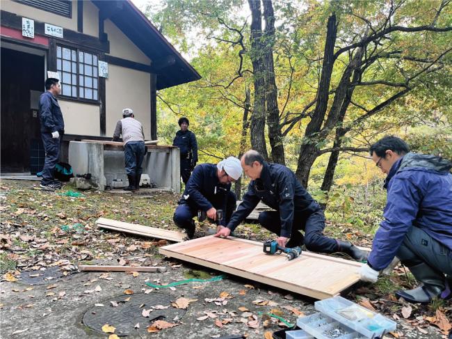 こもれび荘脇のポンプ小屋を修繕する様子