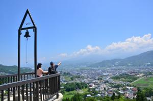 恋人の聖地　花咲山展望台からの上山市街地とそれをとりまく山々の眺め