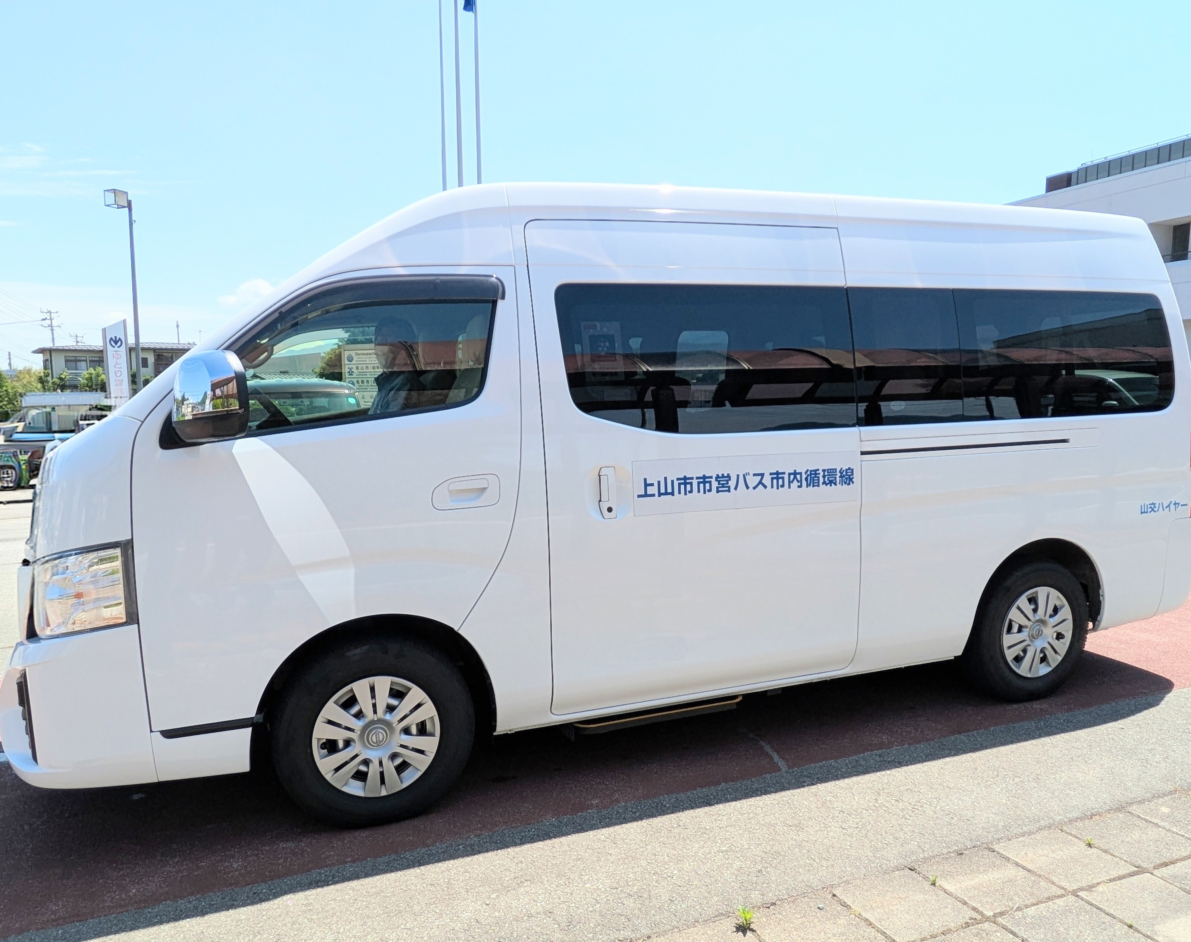 市営バス市内循環線の車両横面