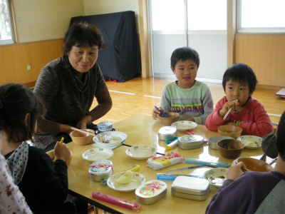 生産者と園児が給食を通じて交流している写真
