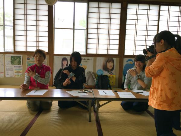 カメラを取り続ける生徒