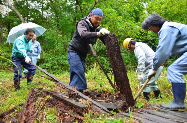 地元企業や団体、地域のみなさんが壊れた箇所を修復