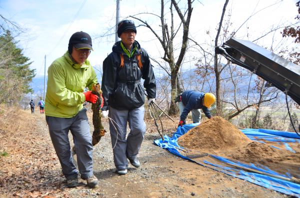 重たい木を運ぶ参加者の皆さん